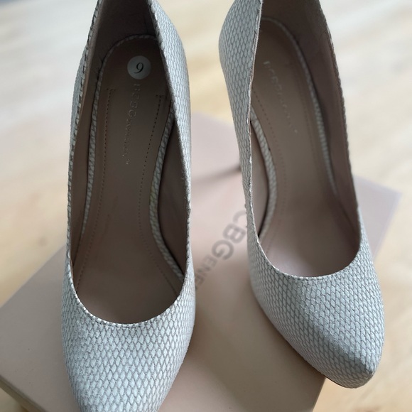 BCBGGeneration Parade Platform Pumps 9M White Snakeskin Stiletto. - Picture 8 of 8